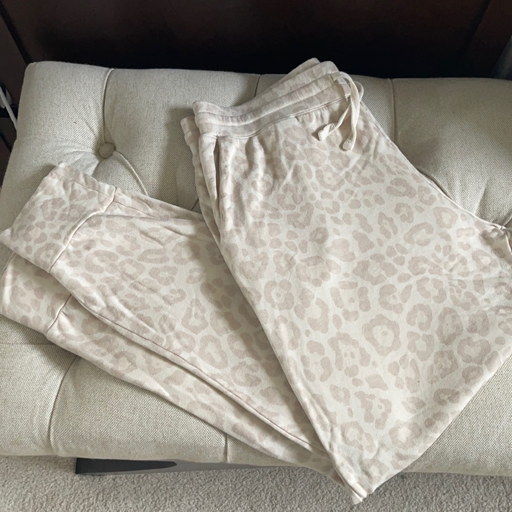 Splendid Supersoft Leopard Joggers